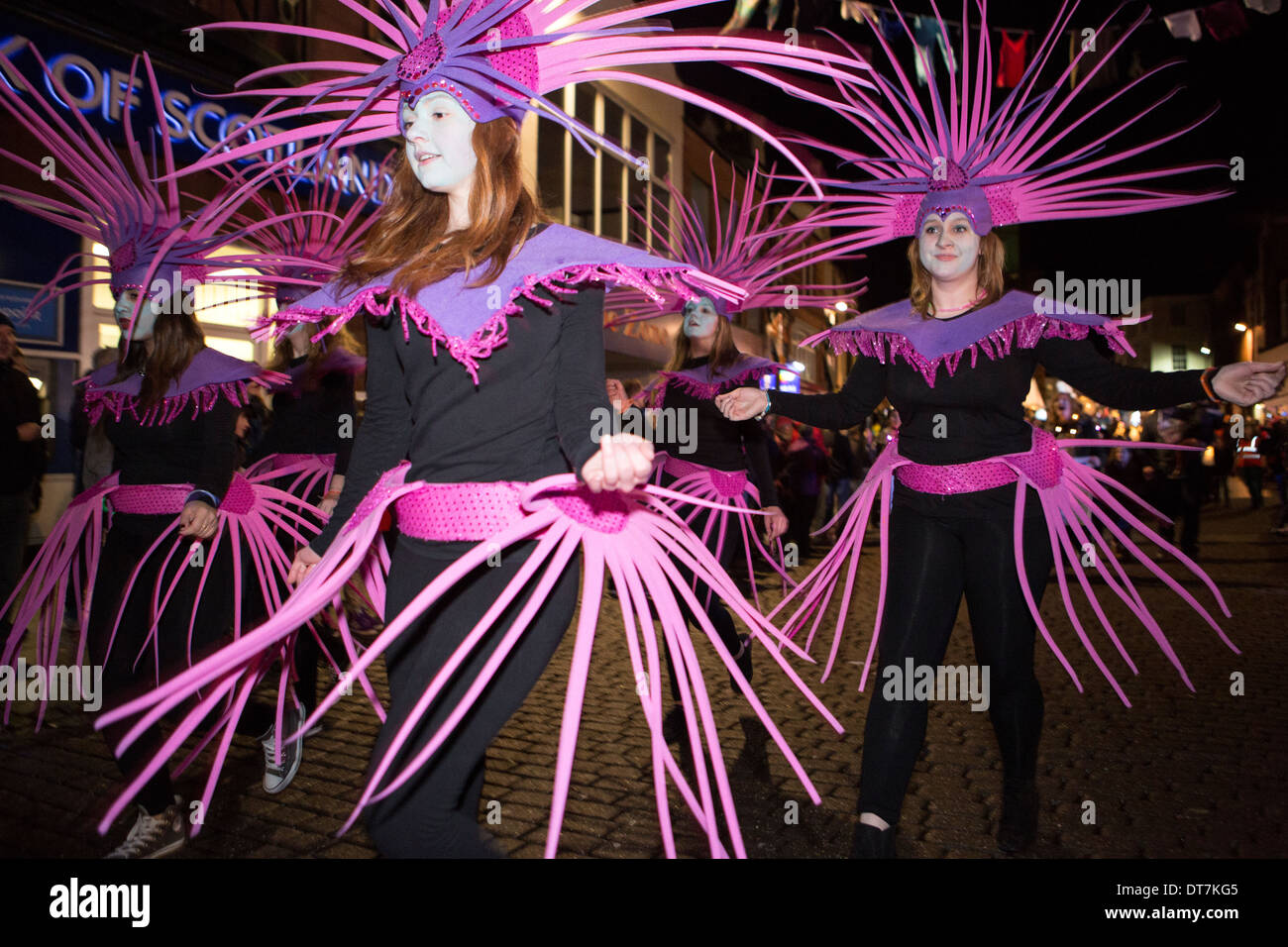Großen Burns Supper 2014, Heimkehr Karneval durch die nächtlichen Straßen Tänzer machen ihren Weg durch die Innenstadt von Dumfries Stockfoto