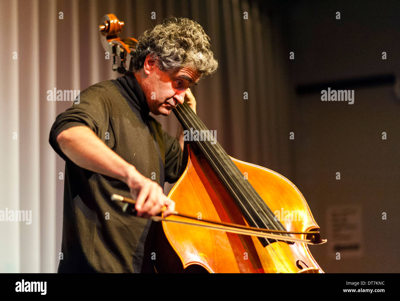 Renaud Garcia-Fons spielt Kontrabass. Stockfoto