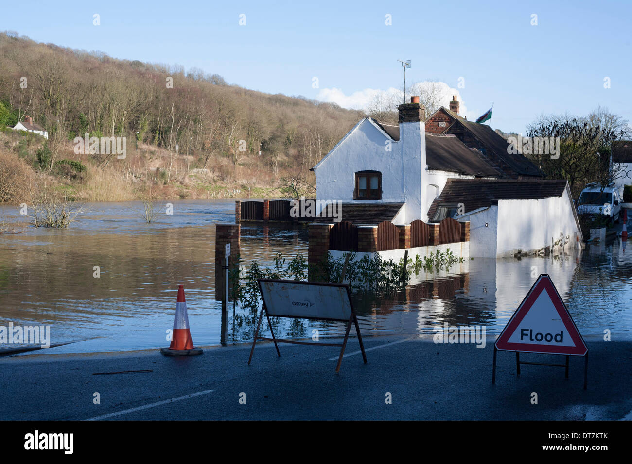 Steckfeld, Shropshire, UK. 11. Februar 2014. Den Fluss Severn ist bei einer Zehn-Jahres-hoch in Teilen von Shropshire, England. Das Dorf Steckfeld ist doppelt so schwer, wie der Straße ins Dorf seit vor Weihnachten, wegen einer eingestürzten mine geschlossen ist, und jetzt eine andere Straße wegen der Überschwemmungen geschlossen ist betroffen. Wasserstände, Conitinue voraussichtlich in den nächsten Tagen steigen. Bildnachweis: Rob Carter/Alamy Live-Nachrichten Stockfoto