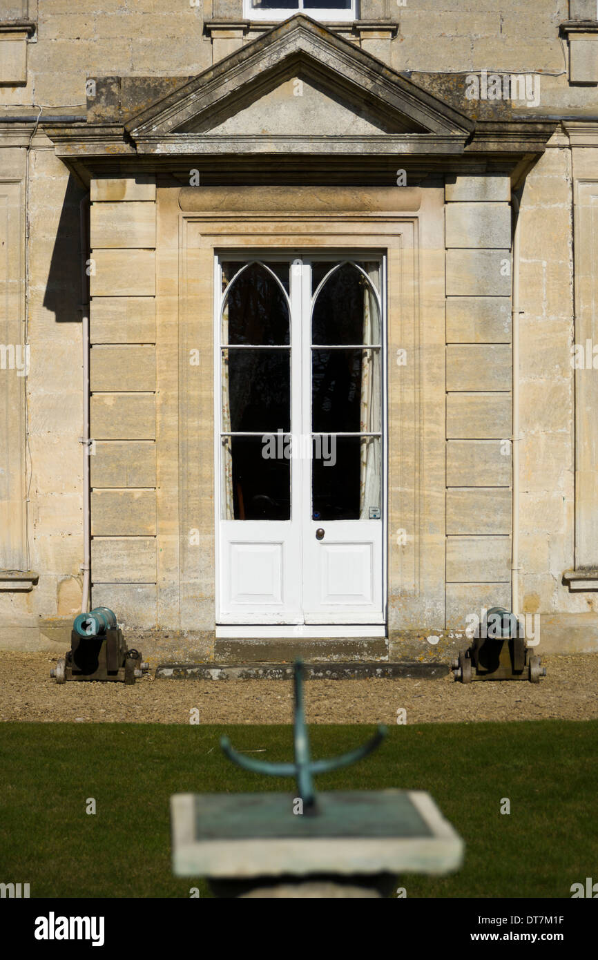 Großbritannien Immobilien. Zeitraum Tür mit ornamentalen Kanonen flankiert. Stockfoto