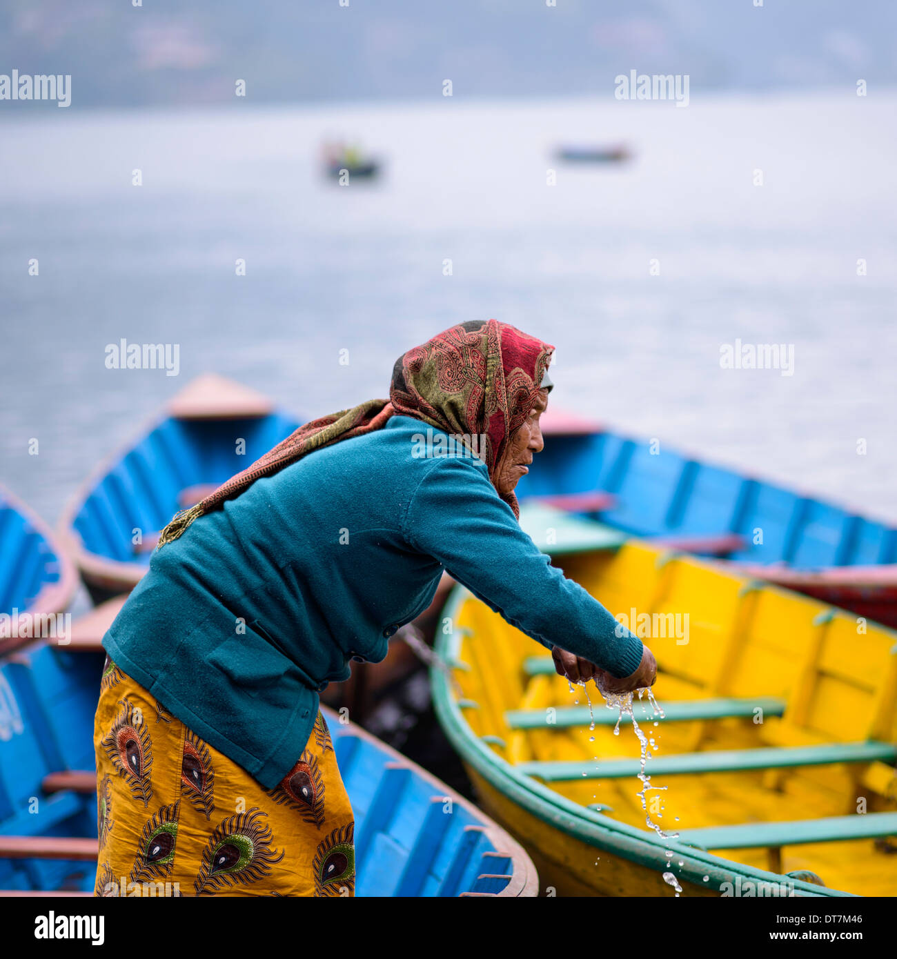Fährmann auf Phewa-See in Pokhara, Nepal Stockfoto