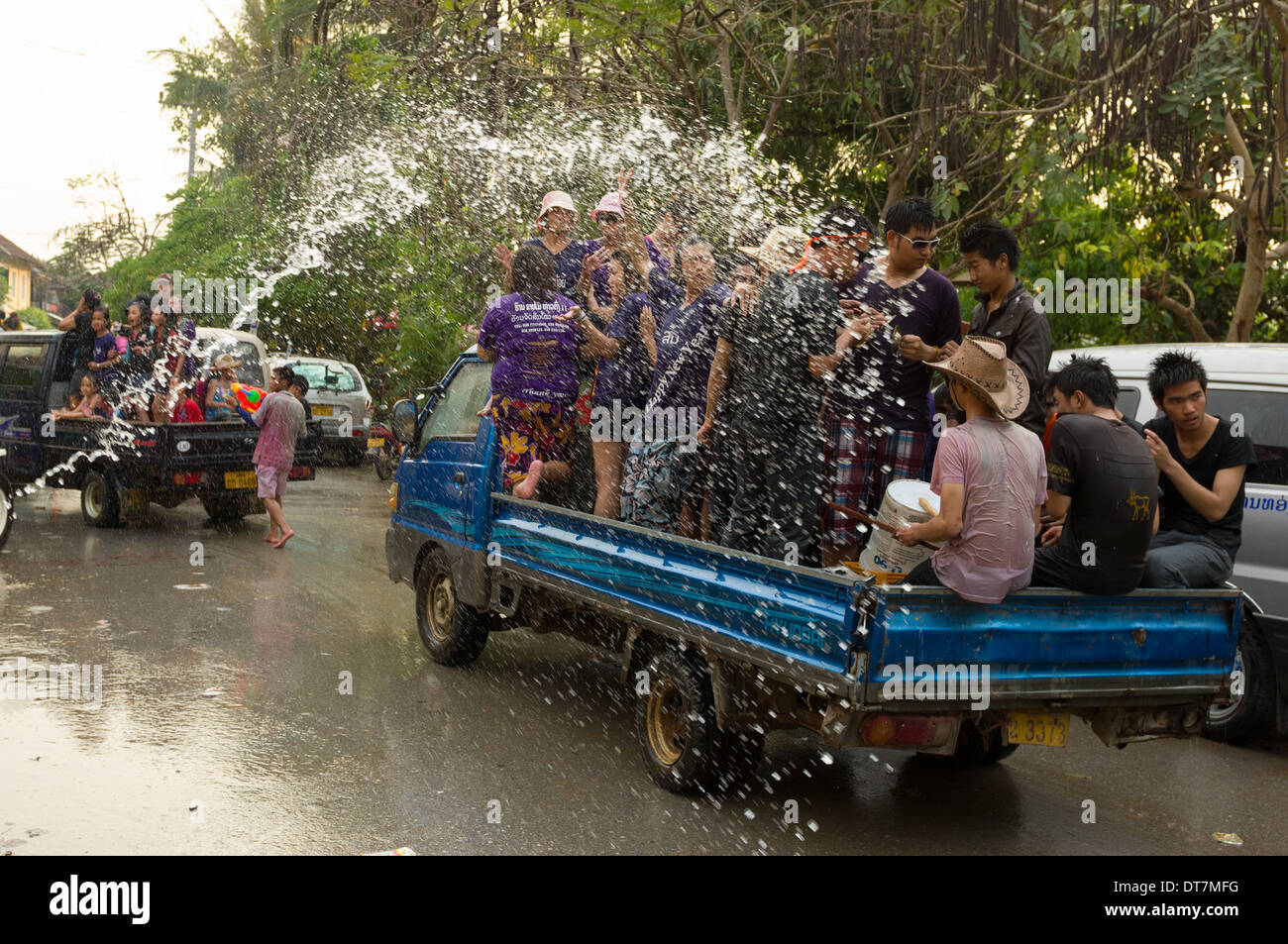 Überfüllt, Pick-up Truck wird von einer Wolke aus Wasser, während Wasserschlachten auf Mue Nau, der mittlere Tag der Lao Neujahr (Pi Mai Lao), Luang Prabang, Laos getroffen Stockfoto