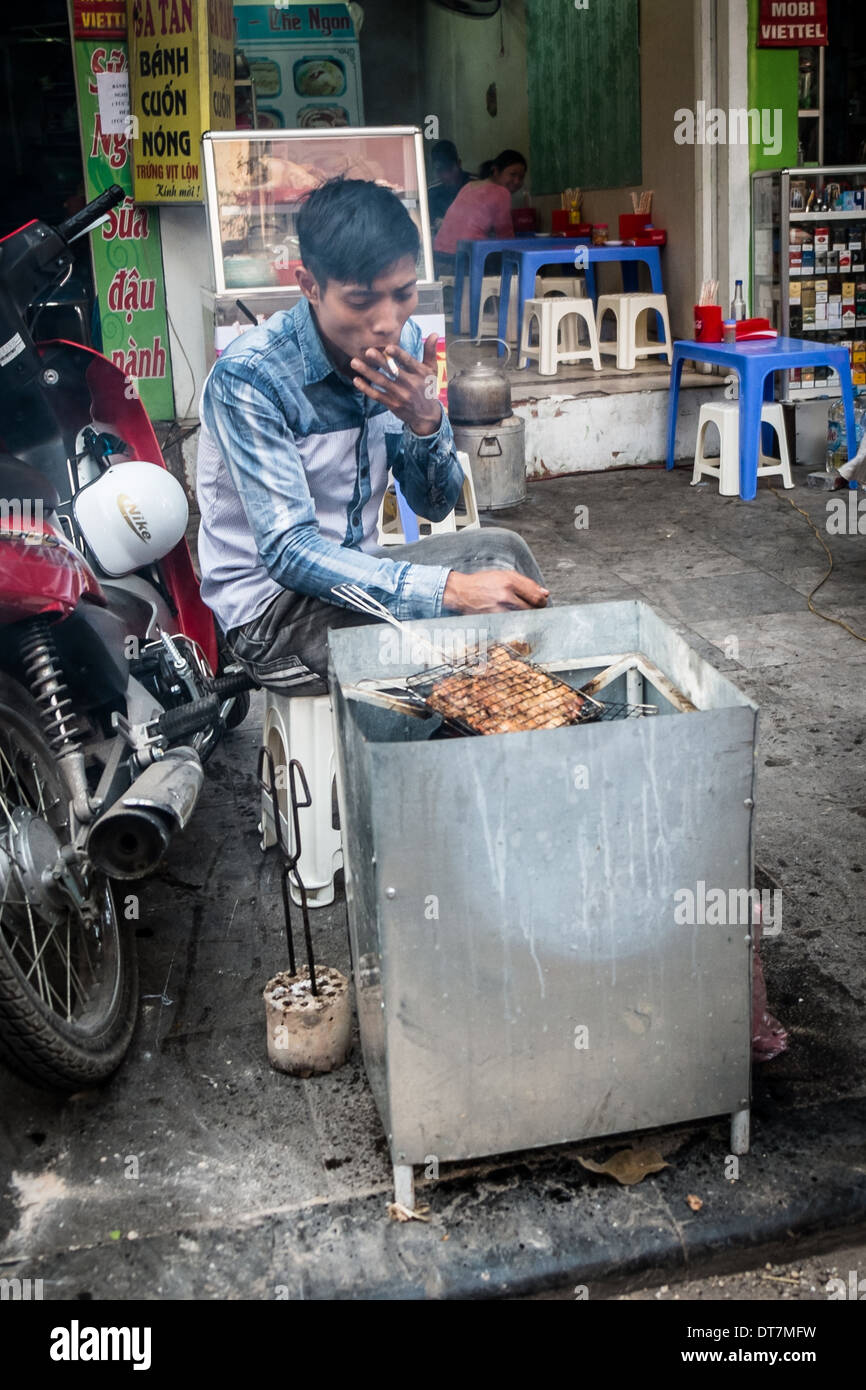 HANOI, VIETNAM, 27.Januar: Vietnamesische Mann Kochen auf der Straße. Ein alltäglicher Anblick in der Länder-Hauptstadt Hanoi. Im Januar Stockfoto