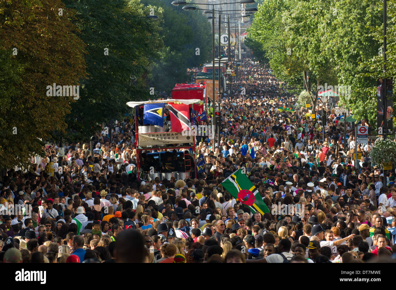 Große Menschenmengen Futter Ladbroke Grove beobachten die Schwimmer der Karneval Prozession, Notting Hill Carnival, London, England Stockfoto