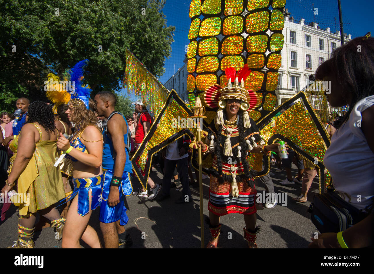 Frau in einem reich verzierten Karnevalskostüm, die an der Straße Prozession, Notting Hill Carnival, London, England Stockfoto