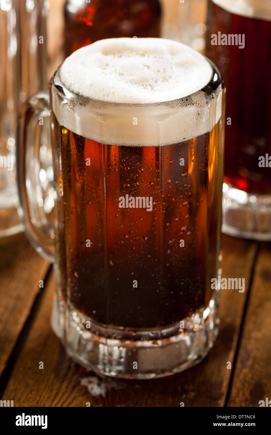 Kalte erfrischende Root Beer mit Schaum in einem Becher Stockfoto