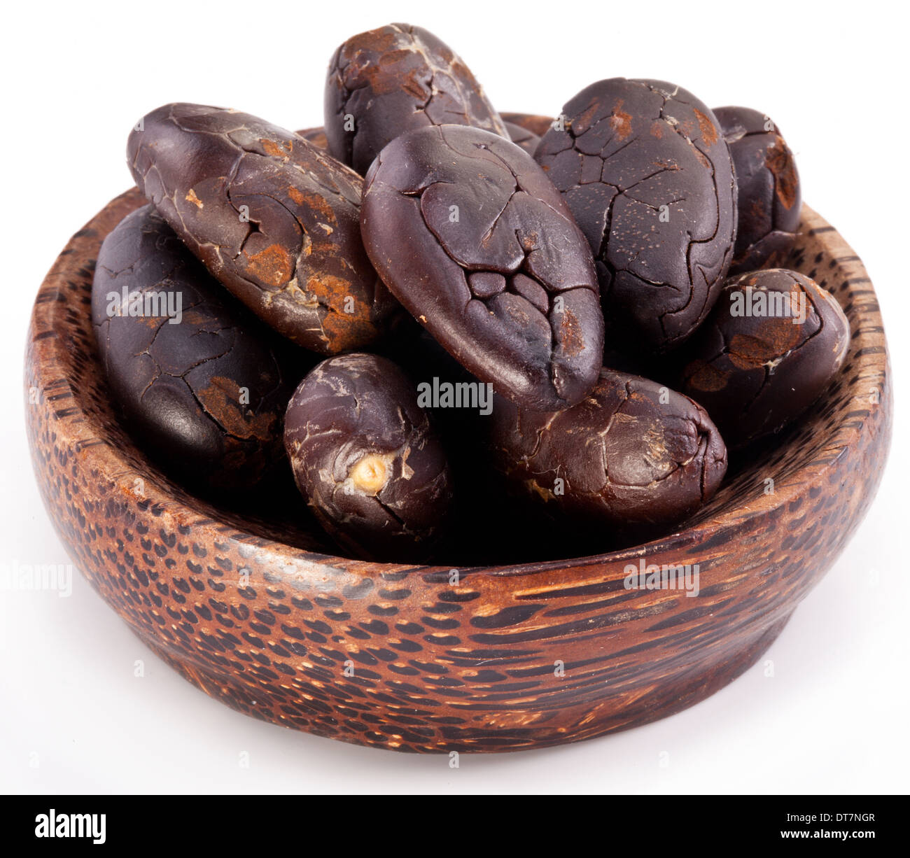 Kakaobohnen auf weißem Hintergrund. Stockfoto