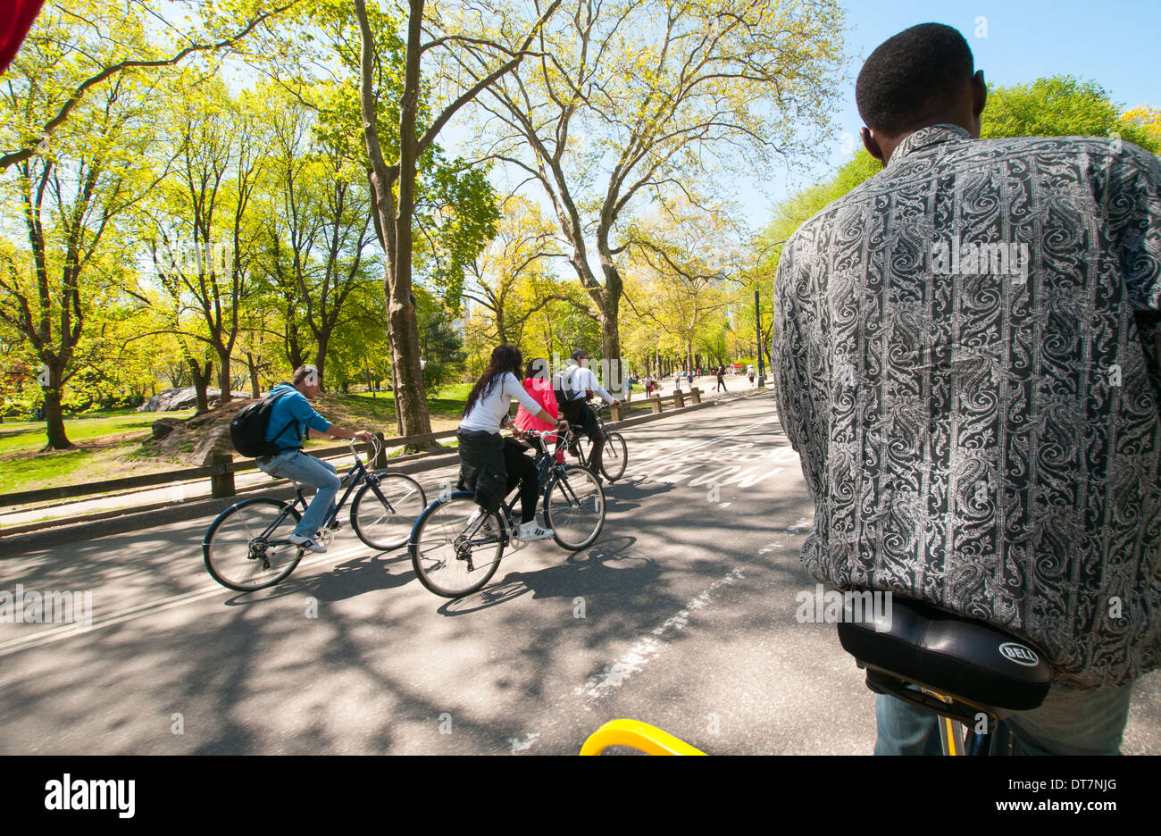 Eine Rikscha-Fahrt und Radfahrer im Central Park in New York City, USA Stockfoto