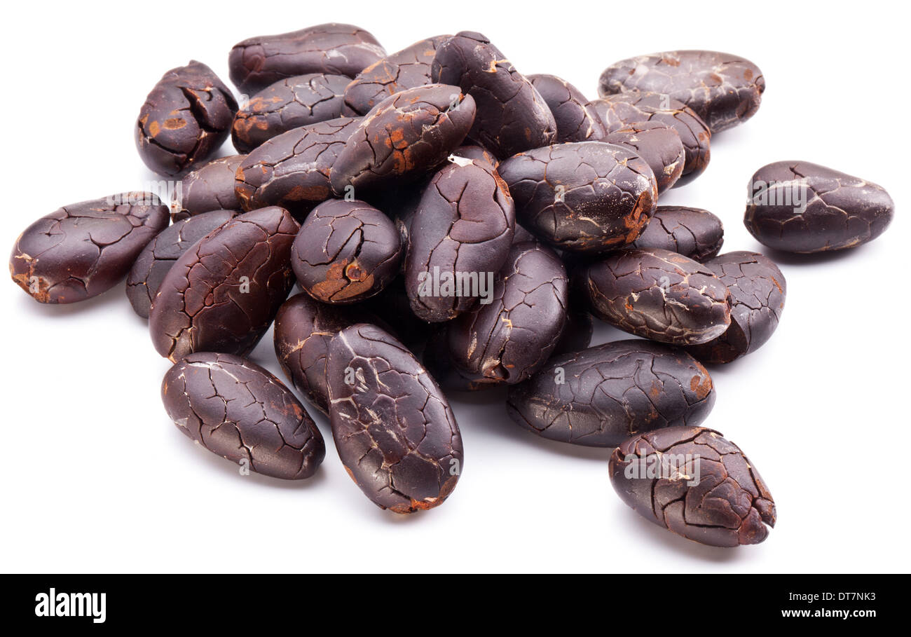 Kakaobohnen auf weißem Hintergrund. Stockfoto