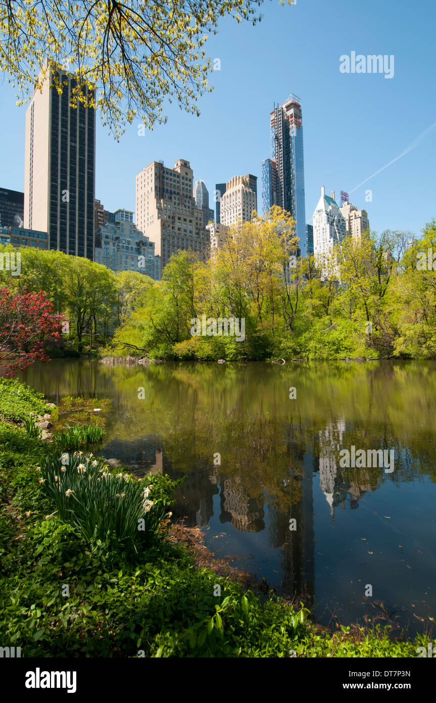 Reflexionen in den Teich an einem sonnigen Frühlingstag im Central Park, New York City, USA Stockfoto