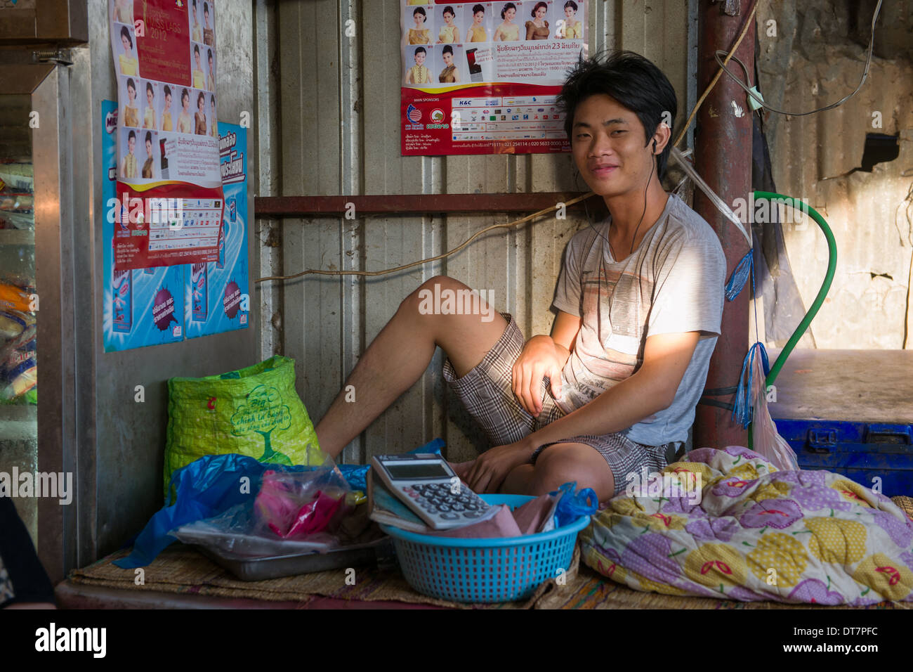 Standbesitzer entspannend, Vientiane Morgenmarkt, Vientiane, Laos Stockfoto