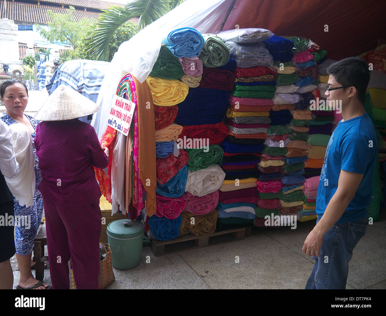 Material zum Verkauf am Marktstand in Vietnam Stockfoto