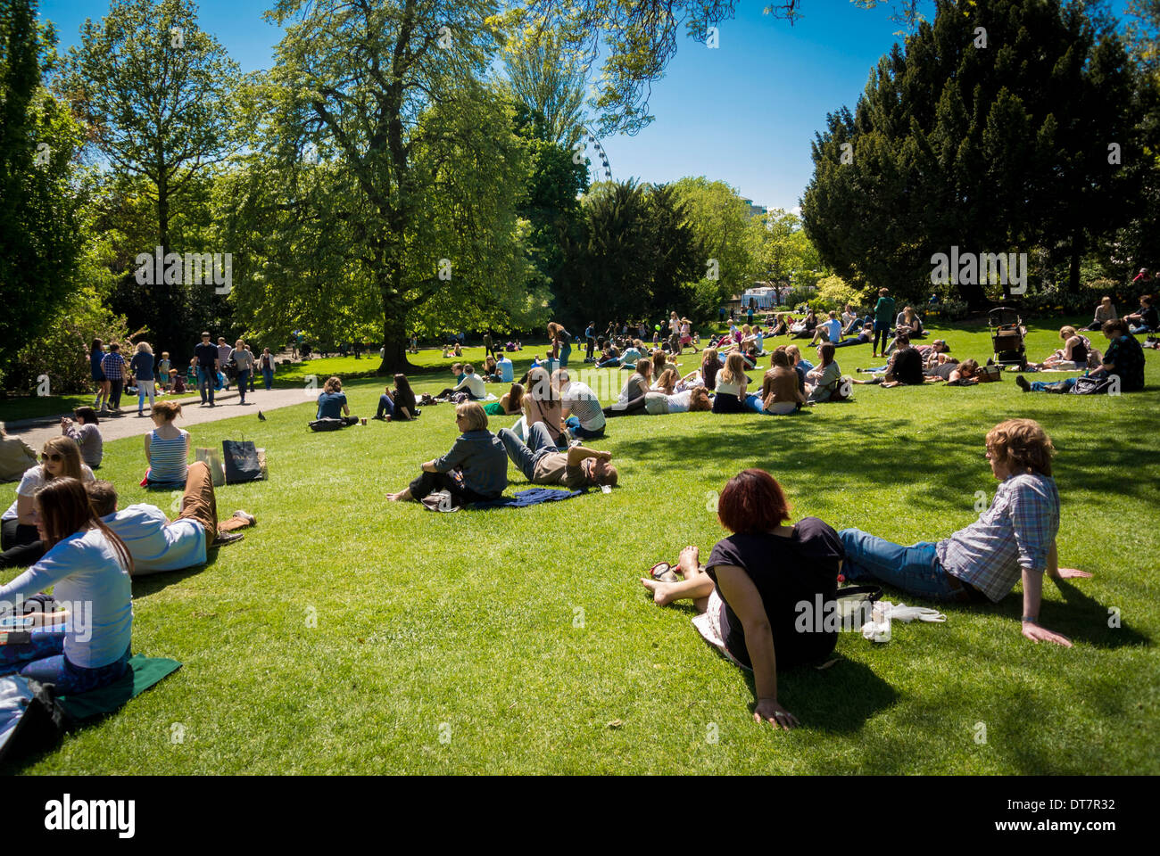 Touristen, die sich in den Museum Gardens, York, sonnen Stockfoto