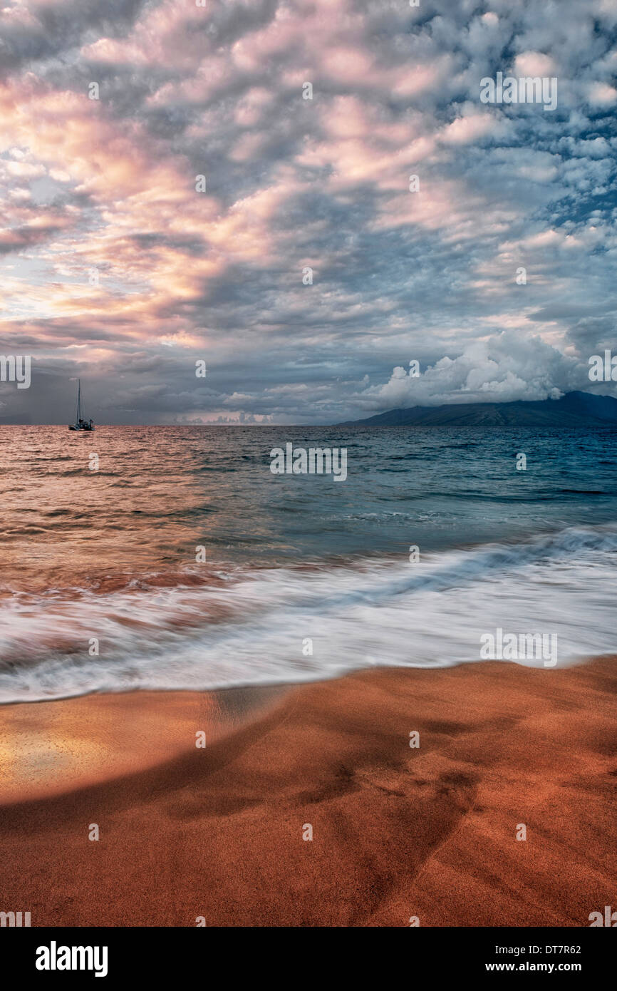 Makena Beach-Blick auf spektakuläre Wolkenformationen bei Sonnenuntergang auf Hawaii Insel Maui. Stockfoto
