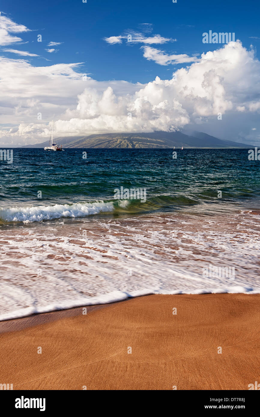 Makena Beach anzeigen des späten Nachmittags Wolkenformationen über den Pazifischen Ozean und Hawaii Insel Maui zu bauen. Stockfoto