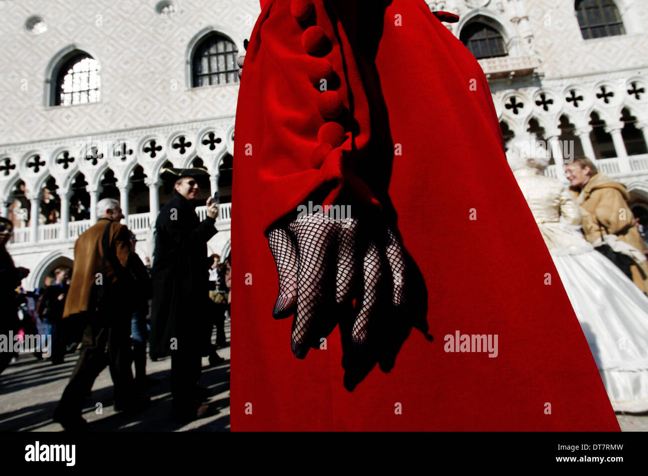 Nahaufnahme einer Hand im Karneval von Venedig Stockfoto