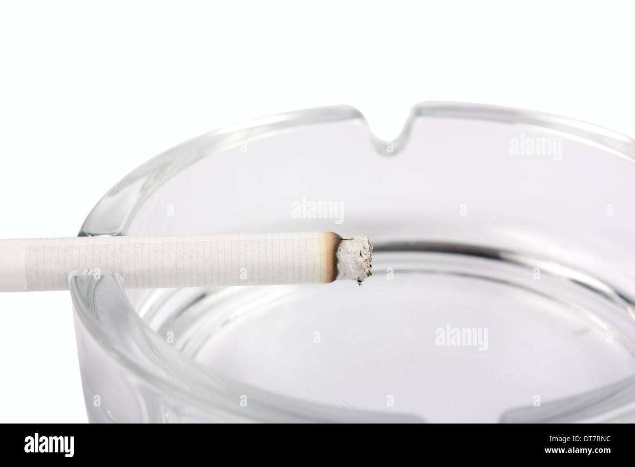 Aschenbecher mit Zigarette Nahaufnahme isoliert auf weißem Hintergrund Stockfoto