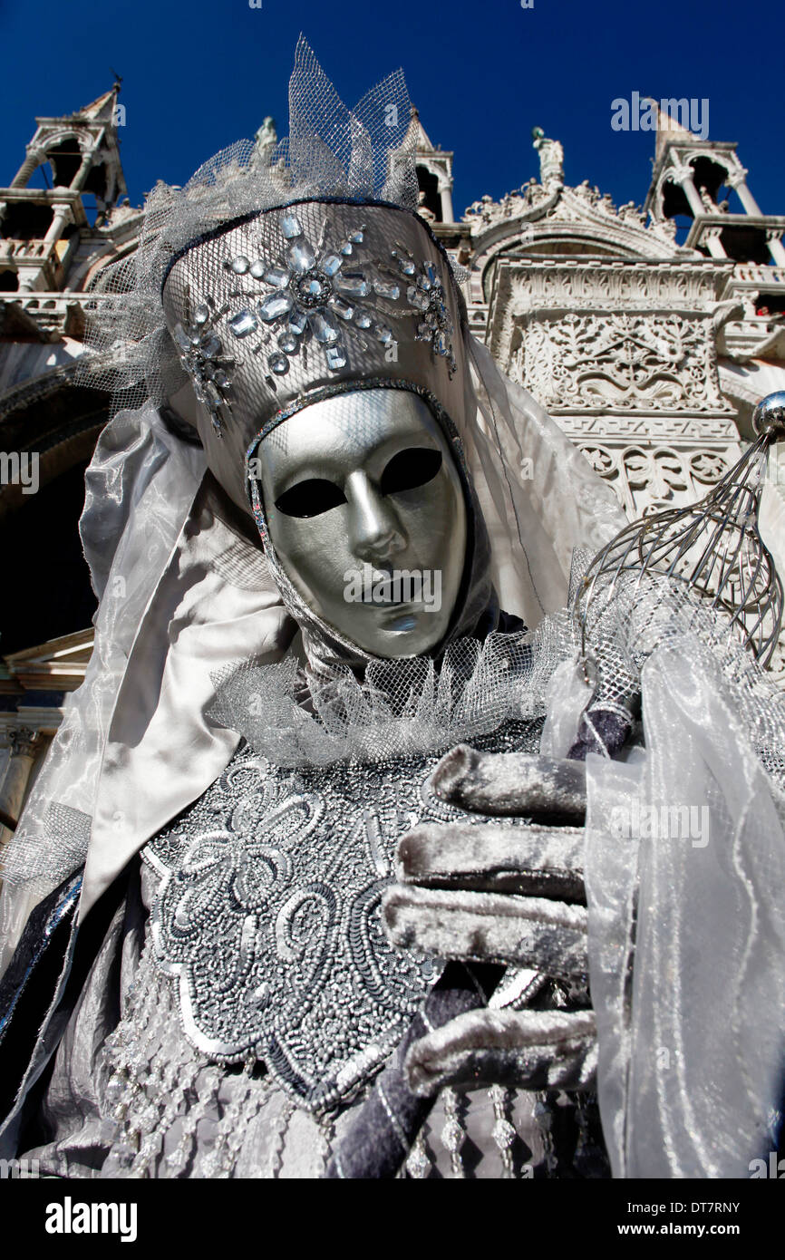 Ein maskierter Mann am Karneval von Venedig Stockfoto