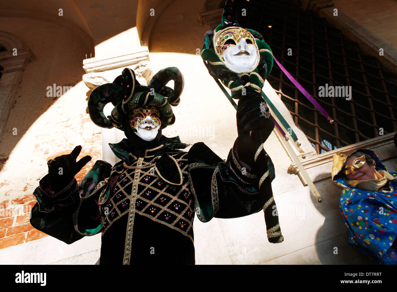 Ein maskierter Mann am Karneval von Venedig Stockfoto