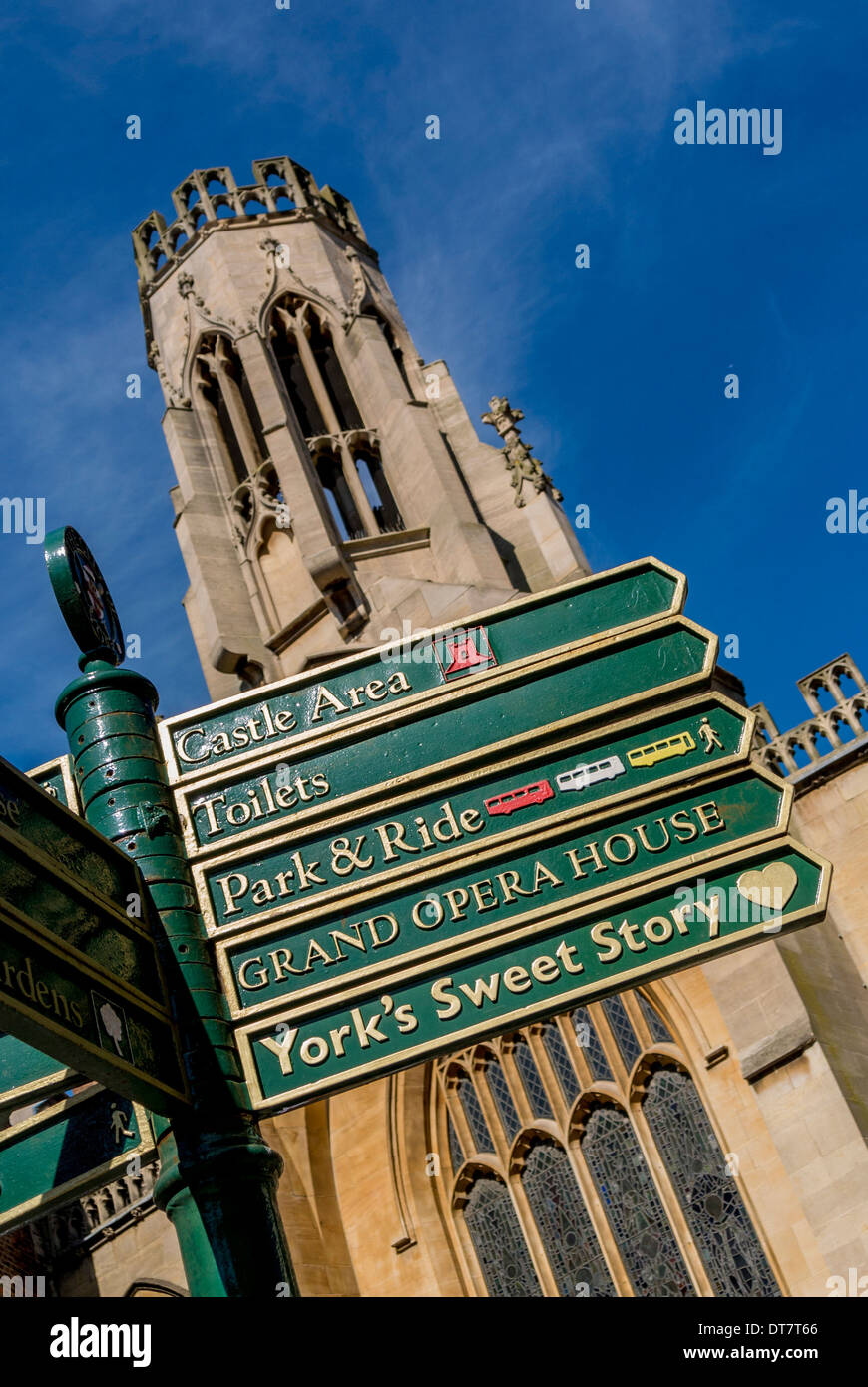 Touristen-Wegweiser vor der St. Helen’s Church, Stonegate, York. Stockfoto