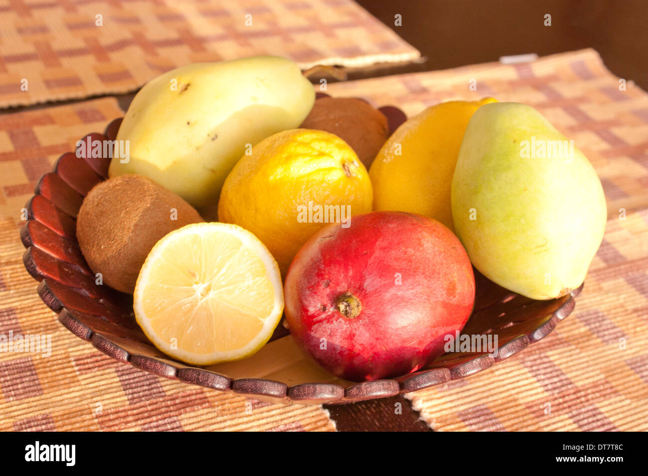 Korb mit Obst auf dem Tisch, Obstkorb in der Küche Stockfoto