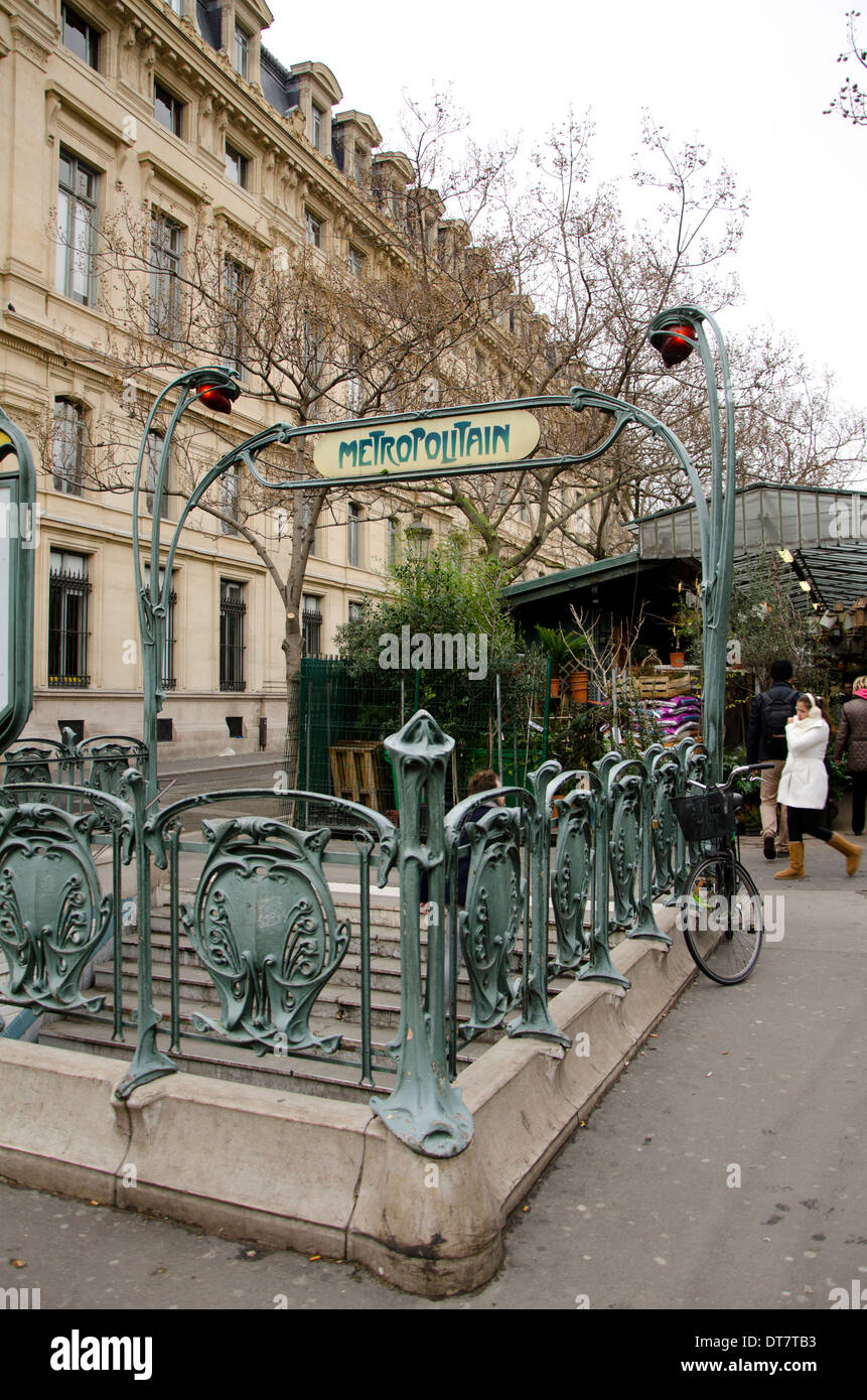 Metropolitain Zeichen, Eingang zur U-Bahn Paris, Ile De la cite, Paris, Frankreich. Stockfoto