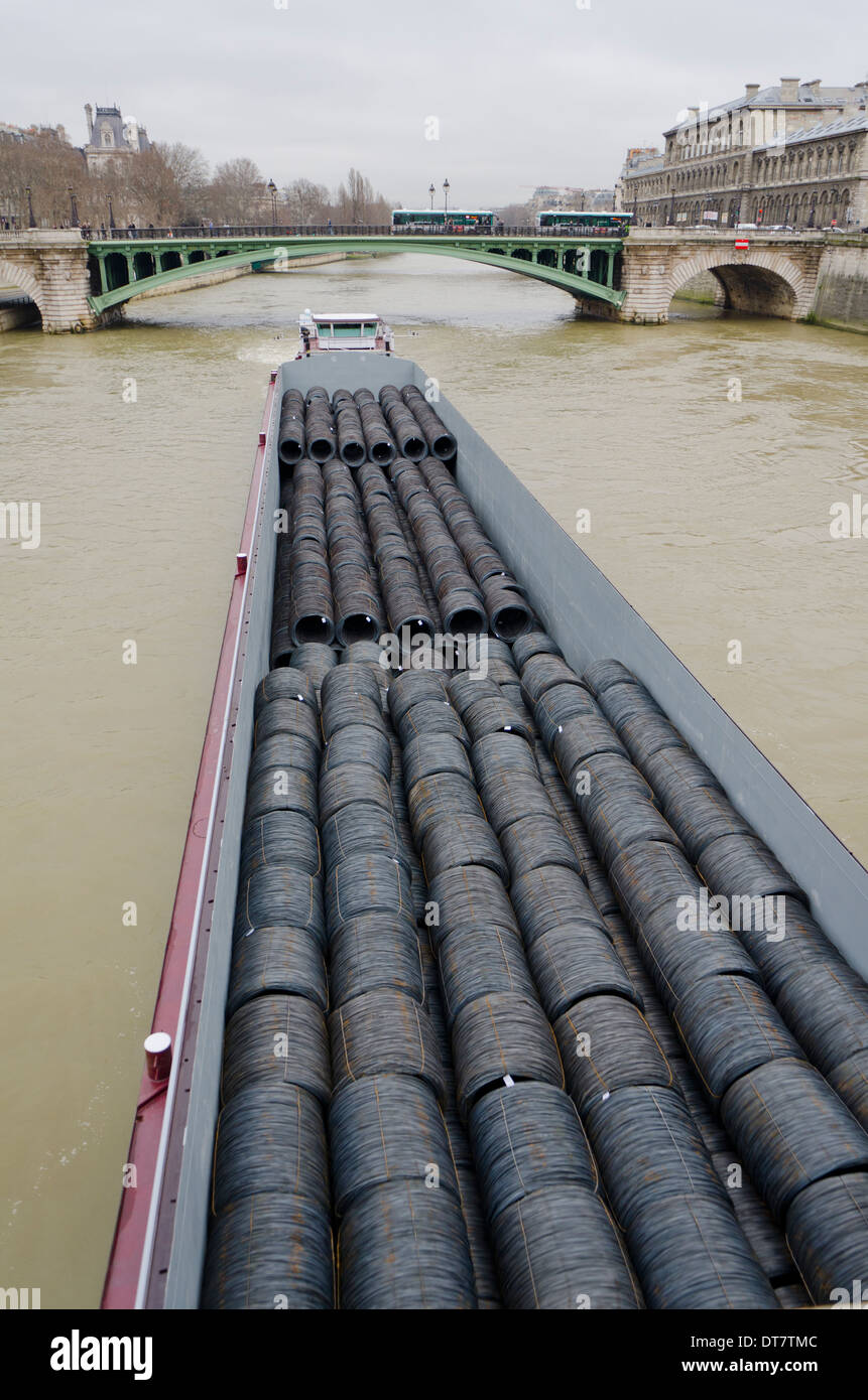 Pont Notre-Dame-Viadukt und Barge Versand Ware, Überquerung des Flusses Seine, Paris, Frankreich. Stockfoto