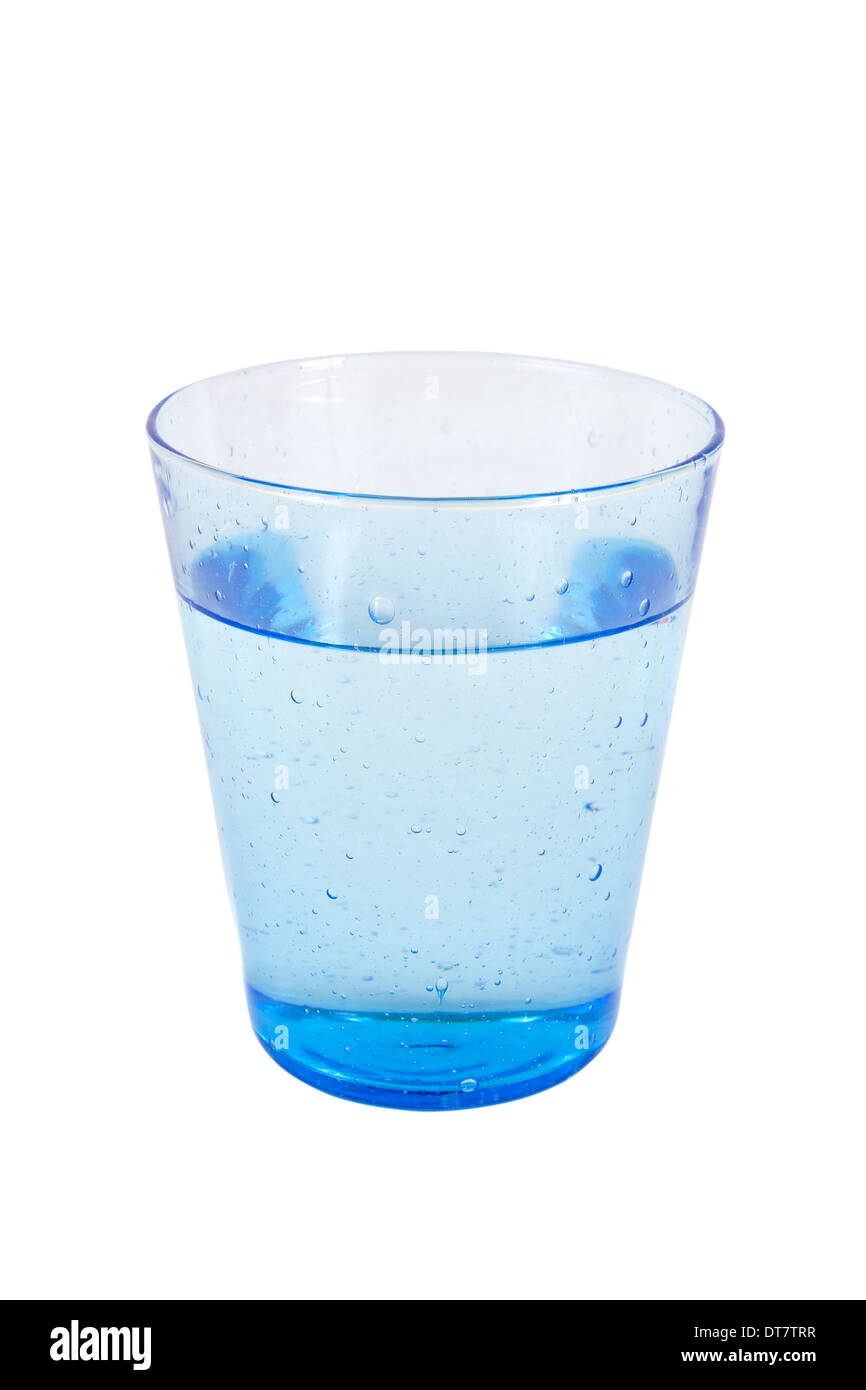 Ein blaues Wasser Glas isoliert auf weißem Hintergrund Stockfoto