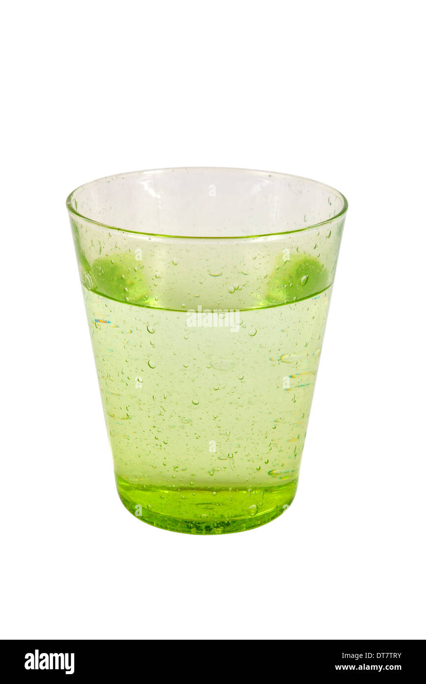 Ein grünes Glas, gefüllt mit Wasser isoliert auf weißem Hintergrund Stockfoto