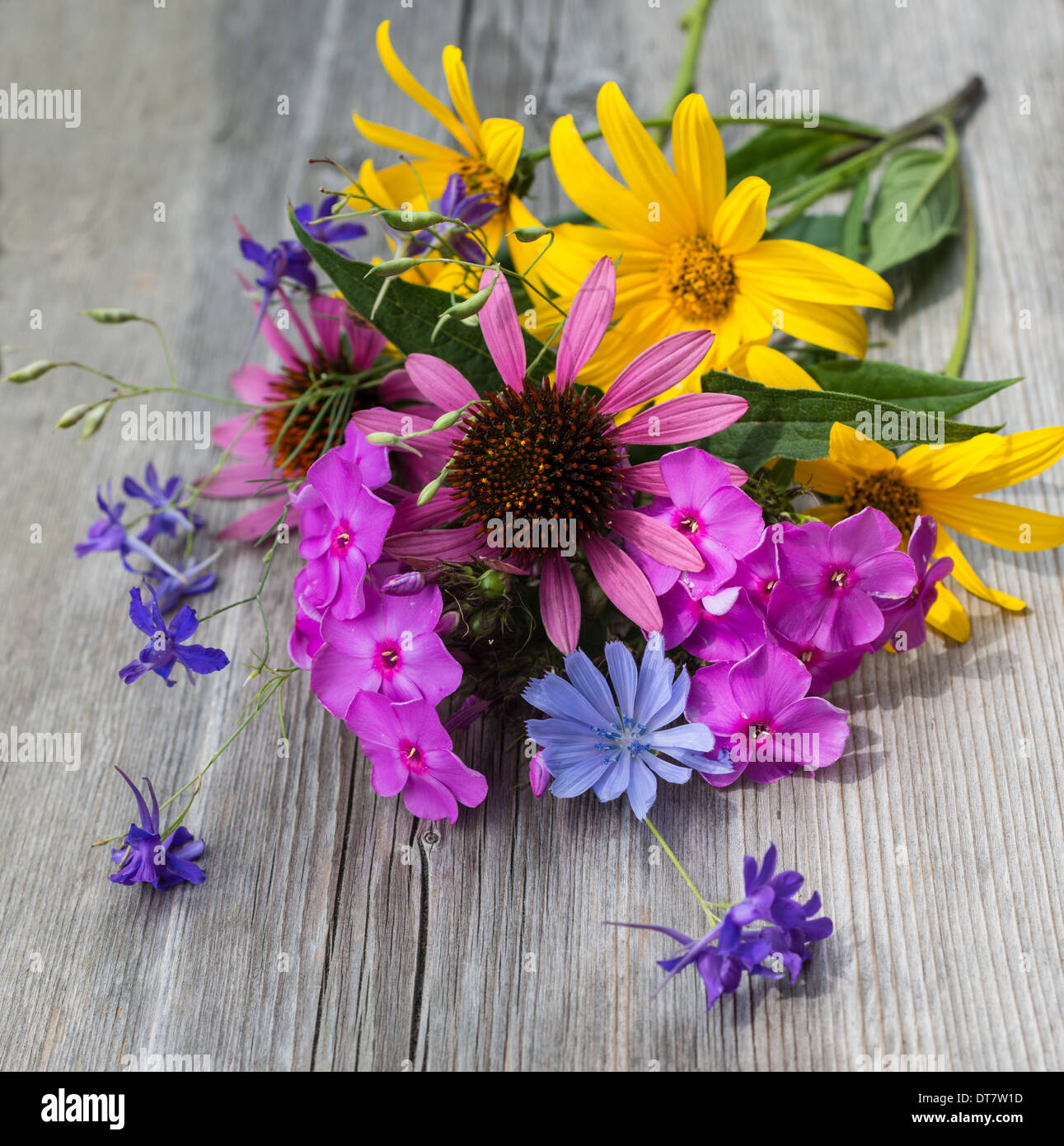 Blumenstrauß ein Garten auf einem hölzernen Hintergrund Stockfoto