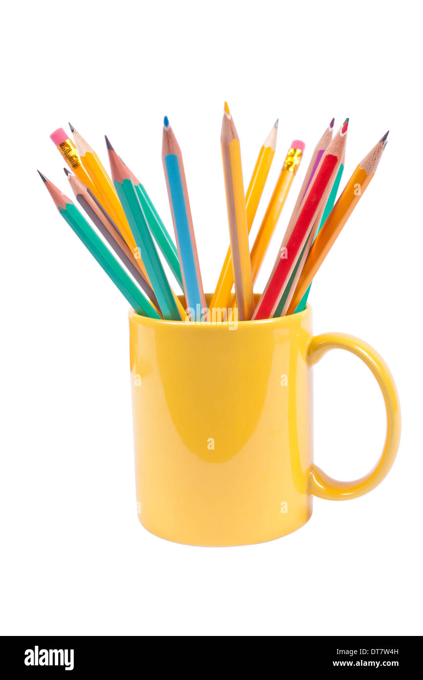 Einige Stifte in einer Tasse auf weißem Hintergrund Stockfoto