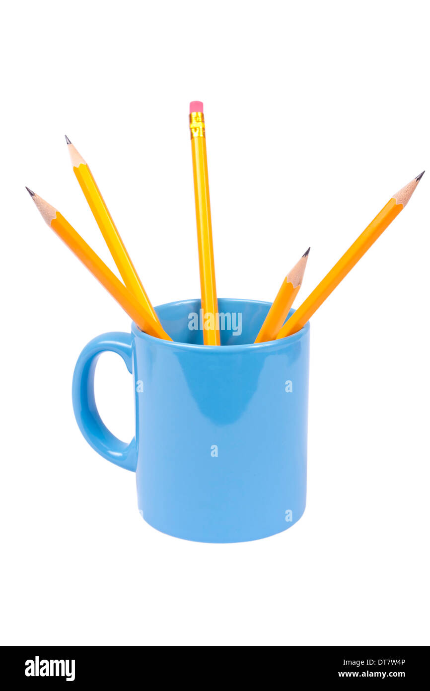 Bleistifte in einer blauen Tasse isoliert auf weißem Hintergrund Stockfoto