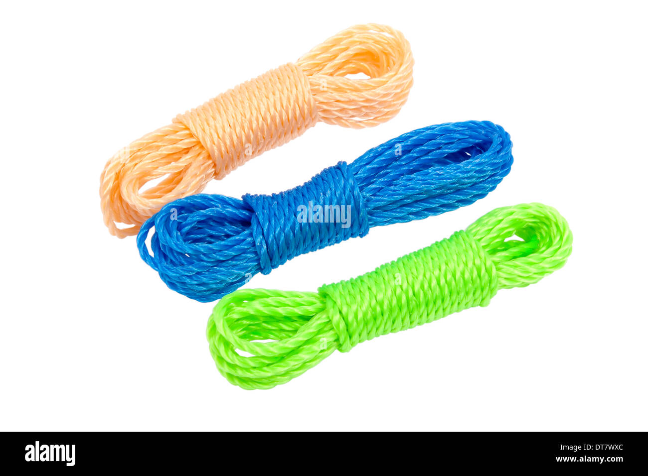 Wäsche-Seil in verschiedenen Farben, die isoliert auf weißem Hintergrund Stockfoto