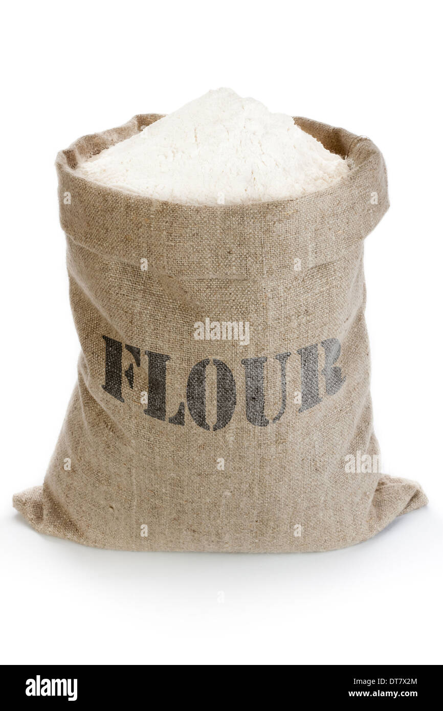 Leinen Sack voller Mehl isoliert auf weißem Hintergrund Stockfoto