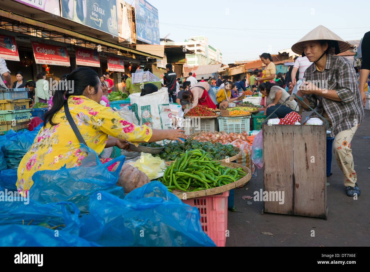 Outdoor-Gemüse Stand auf der Morgenmarkt Vientiane, Vientiane, Laos Stockfoto