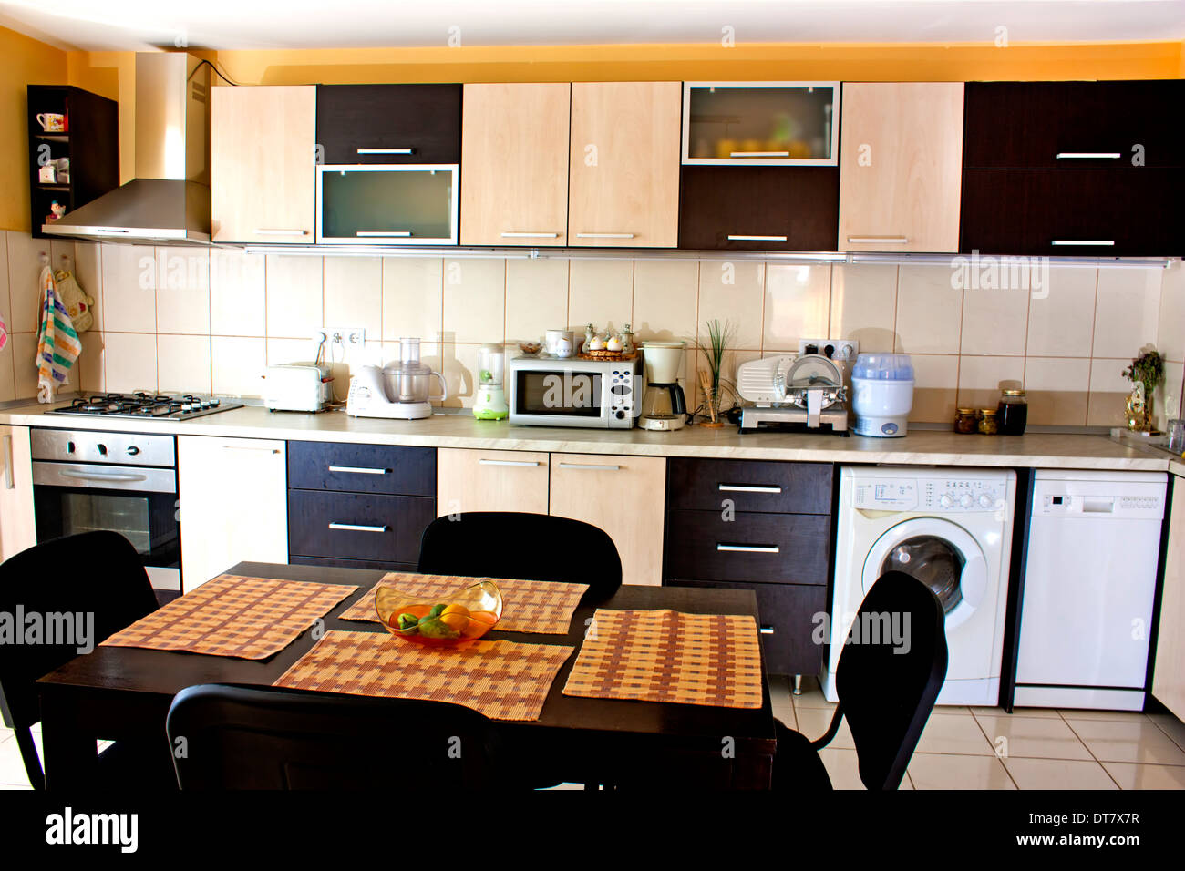 Moderne Küche mit allen Arten von Geräten Stockfoto