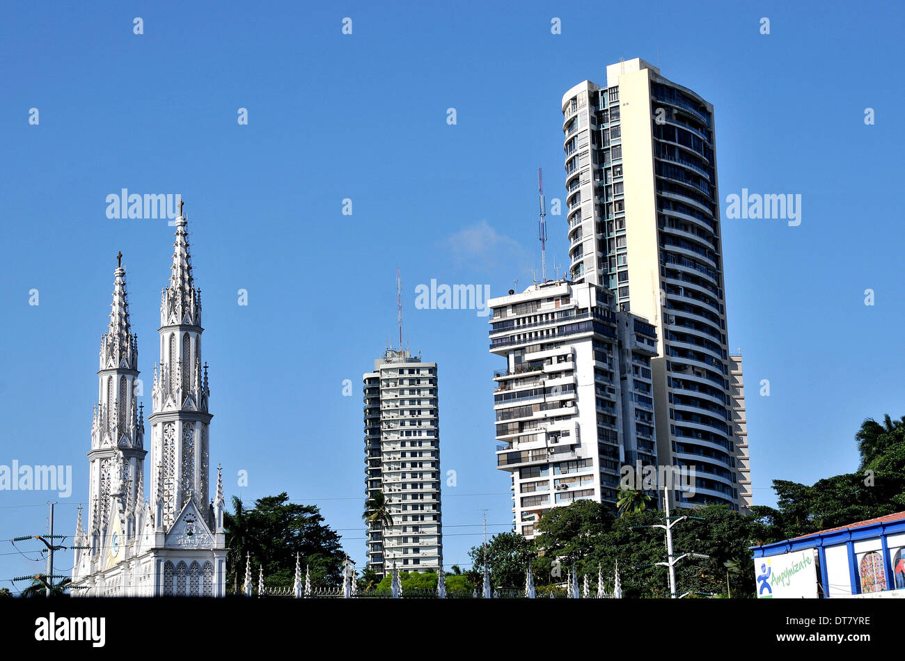 Kirche und Wohnturm Panama City-Panama Stockfoto