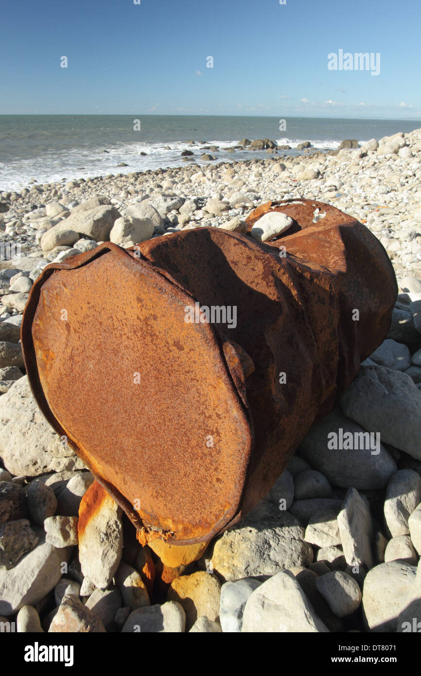 Rostiges Metall Ölfass angespült am Strand, Portland, Dorset, England, November Stockfoto