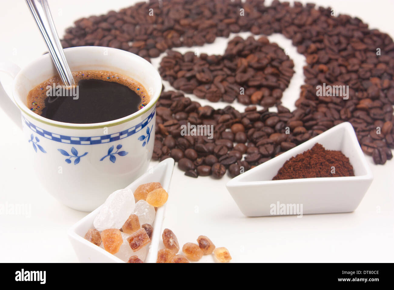 Tasse Kaffee, etwas Zucker und einen Kaffee Herz im Hintergrund auf weiß Stockfoto