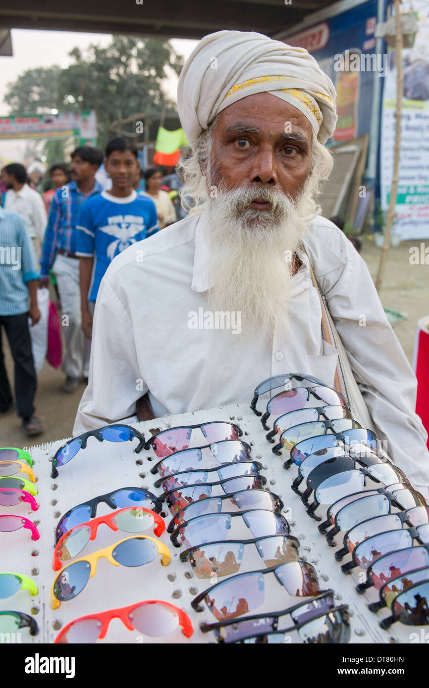 Alter Mann mit weißem Bart und weißen Turban verkaufen billige Kunststoff Sonnenbrillen in Sonepur Mela, Sonepur, Bihar, Indien Stockfoto