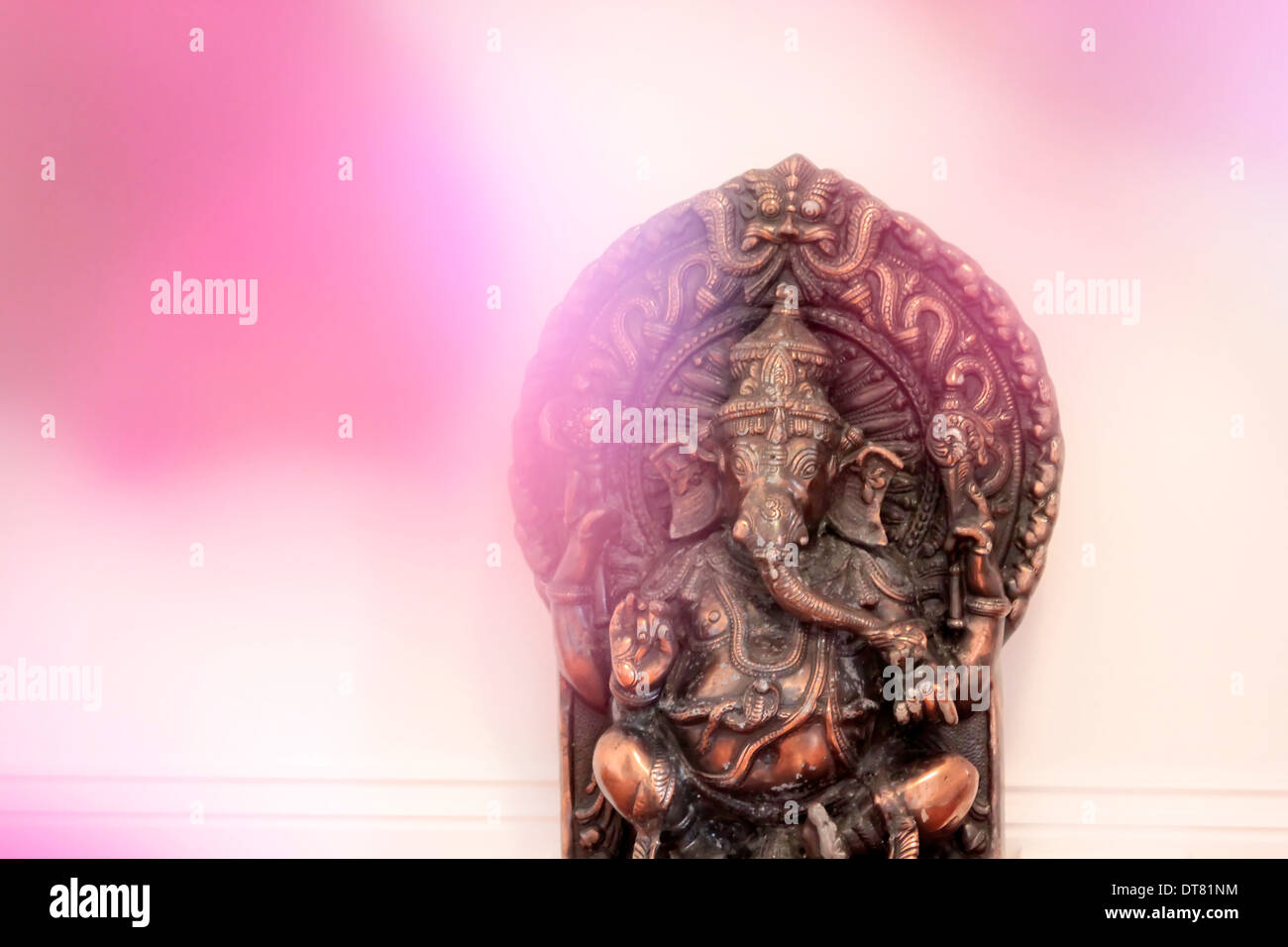 Statue der Hindu-Gottheit Ganesha als Dekoration in einem Yogaraum Stockfoto