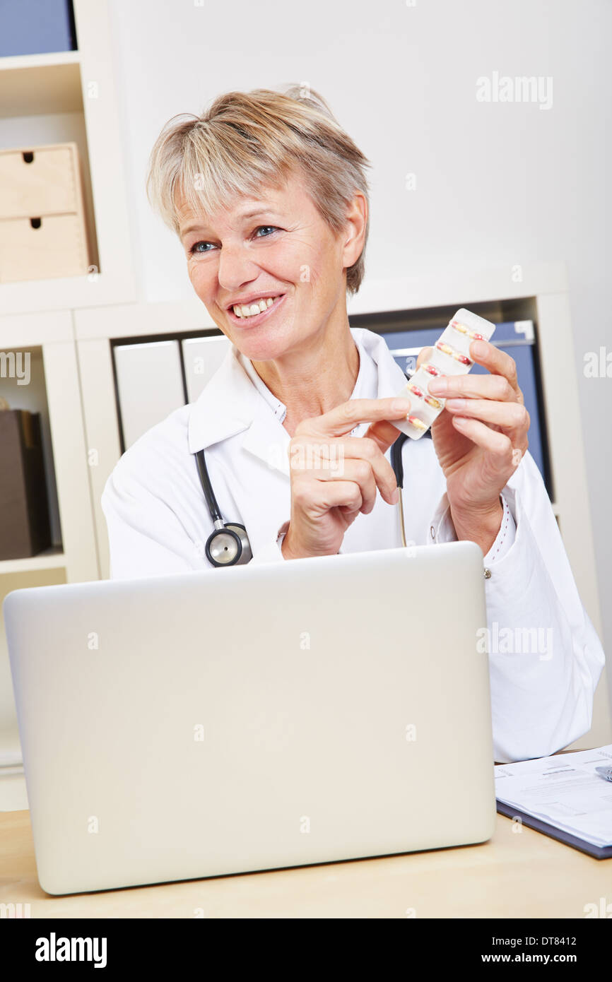 Ältere Ärztin in ihrem Büro empfehlen Medikamente Stockfoto