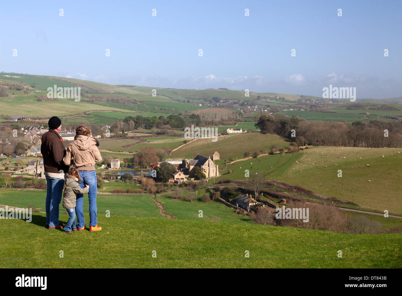 Familie, genießen Sie den Blick über das Dorf, Abbotsbury, Dorset Stockfoto
