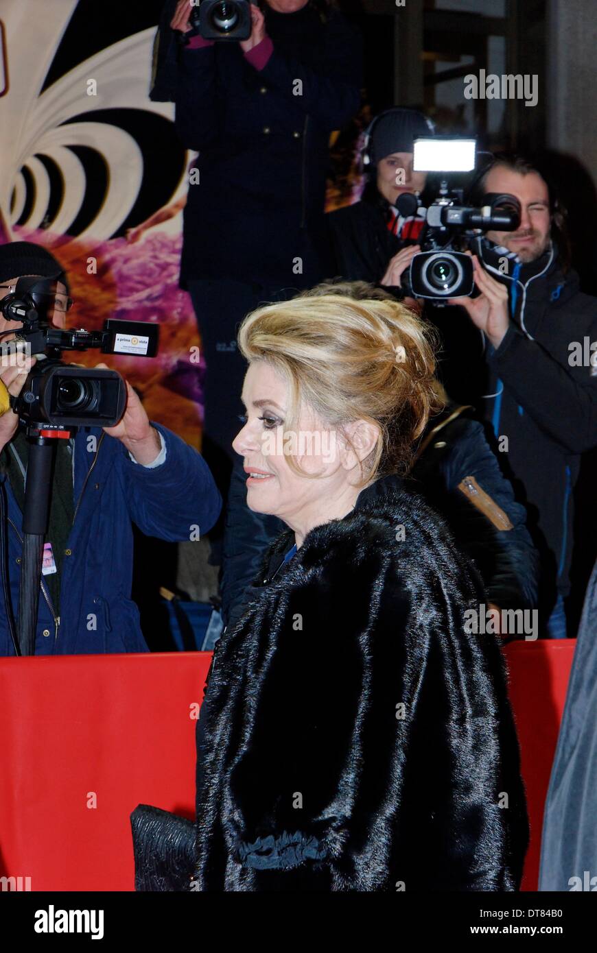 Catherine Deneuve auf dem roten Teppich im Friedrichstadt-Palast in einer Gala-Veranstaltung für den Film "Dans la Cour - In the Courtyard" in dem sie die Hauptrolle spielt Stockfoto