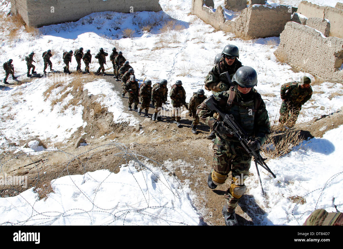 Afghan National Army Commando Rekruten Kopf zurück in ihre Kasernen im Schnee nach einer Übung auf Lager Commando 9. Februar 2014 in der Nähe von Kabul, Afghanistan. Stockfoto