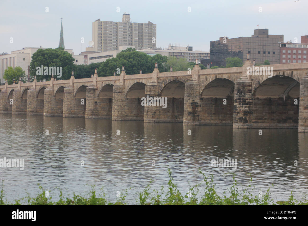 Die Market Street Bridge ist eine Bogenbrücke aus Stein, die den Susquehanna River überspannt Stockfoto