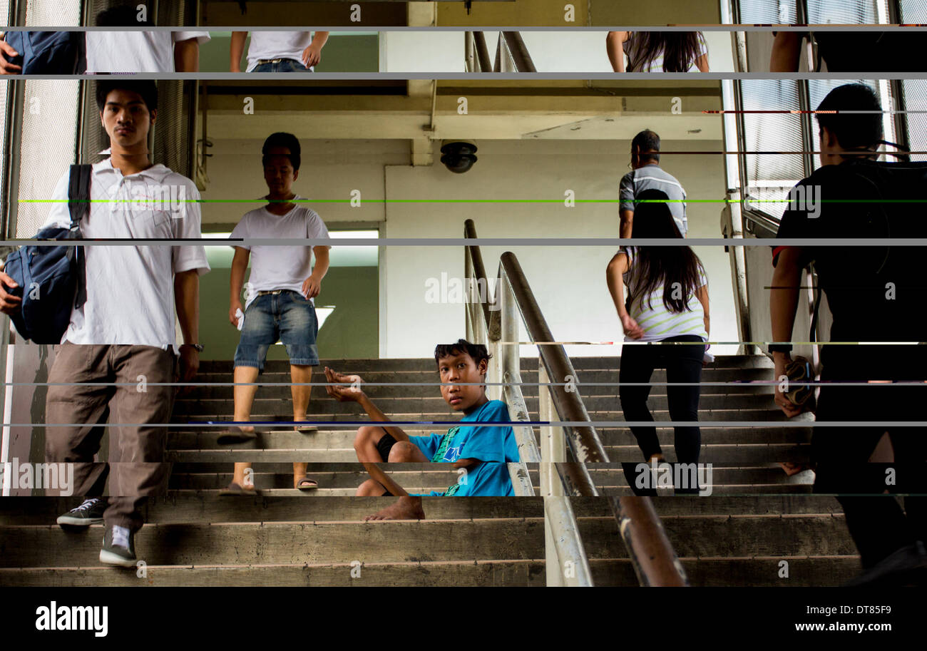 Metro Manila, Philippinen - 11. Februar 2014: ein Junge bitten um Almosen im Bahnhof in der Hauptstadt. Mehr als 12 Millionen oder 27,5 Prozent der Filipinos wurden Arbeitslose ab dem letzten Quartal des Jahres 2013 nach sozialen Wetterstation (SWS), so dass das 7,2 Prozent Wachstum des Bruttoinlandsprodukts (BIP) des Landes im vergangenen Jahr betrachtet die zweitschnellste nach China. Bildnachweis: Herman Lumanog/Alamy Live-Nachrichten Stockfoto