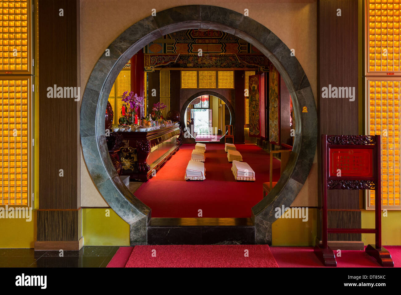 Eine Runde Tür zu einem Altar im taoistischen Zhinan/Chinan/Chi Nan/Chin Nan Tempel in Taipei, Taiwan Stockfoto