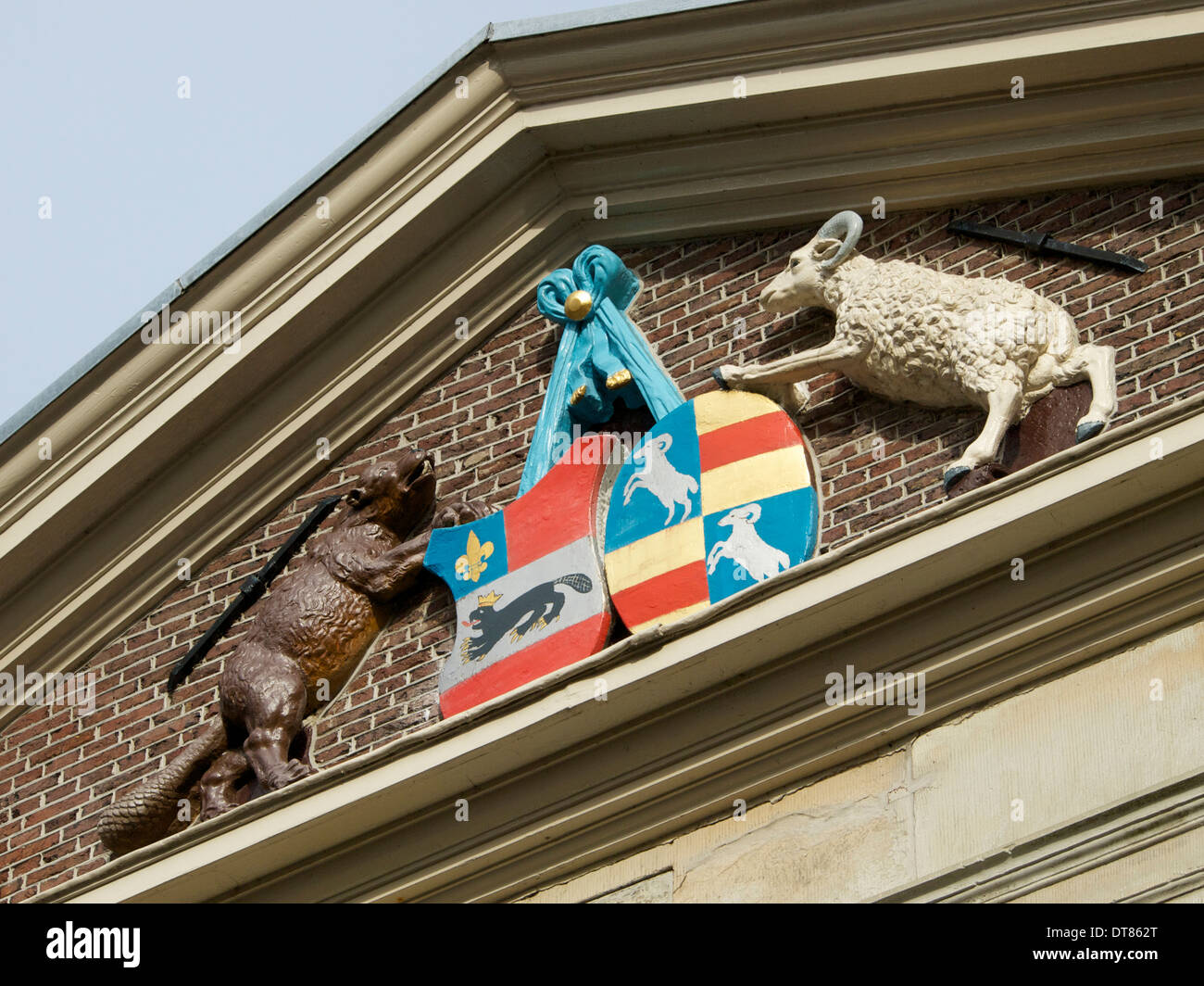 Wappen der Familie, mit Biber und Ziege, auf einem historischen Gebäude in Dordrecht, die Niederlande, eines der ältesten niederländischen Städte. Stockfoto