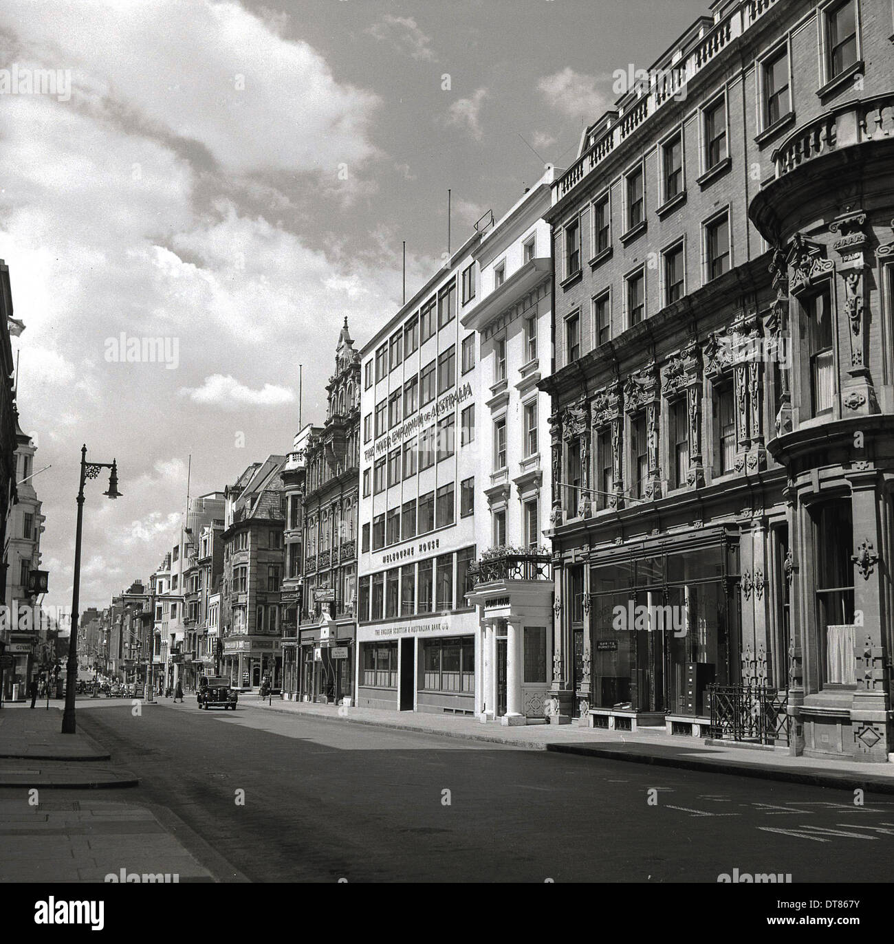 Historisches Bild von der 1950er Jahre mit einem ruhigen Londoner Straße. Stockfoto